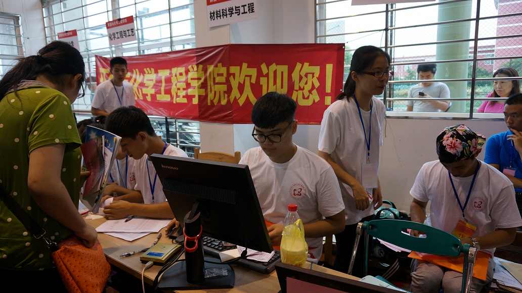 我院志愿者迎新工作现场